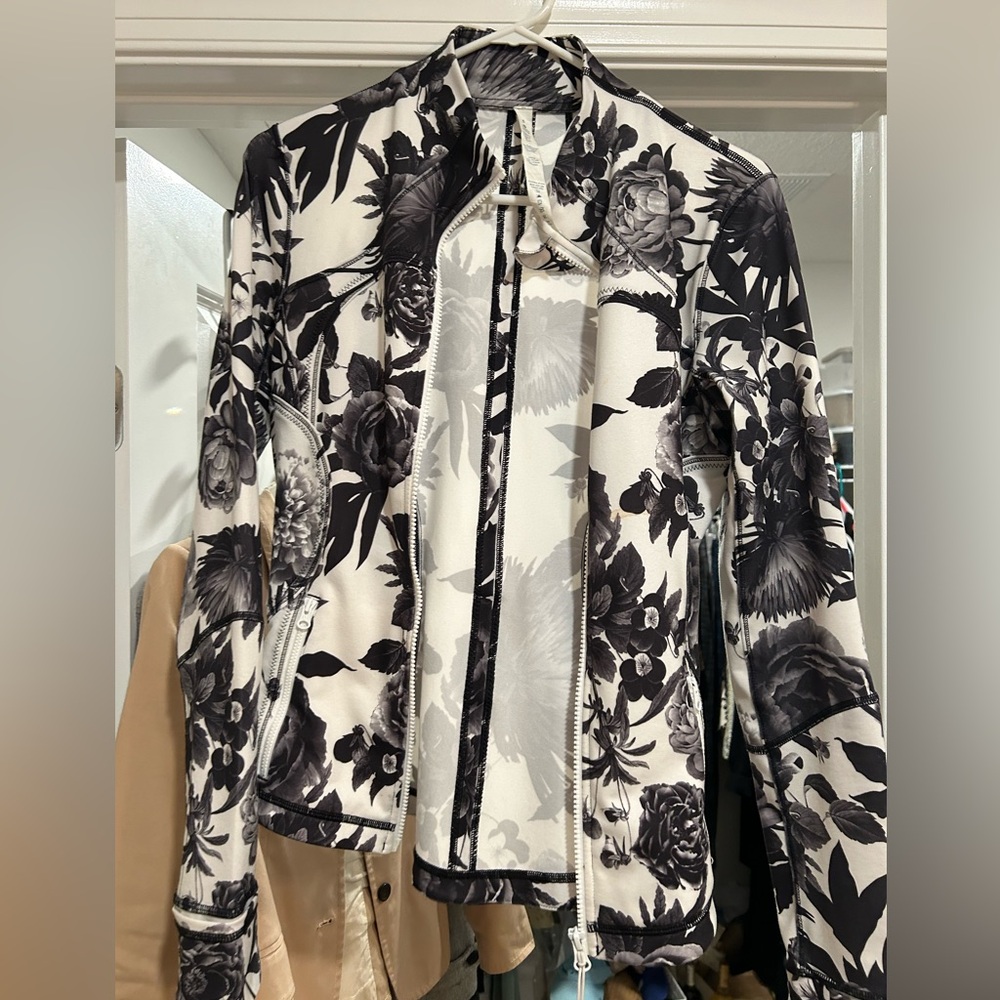 RARE- LULULEMON FLORAL BLACK AND WHITE ZIP UP - 6